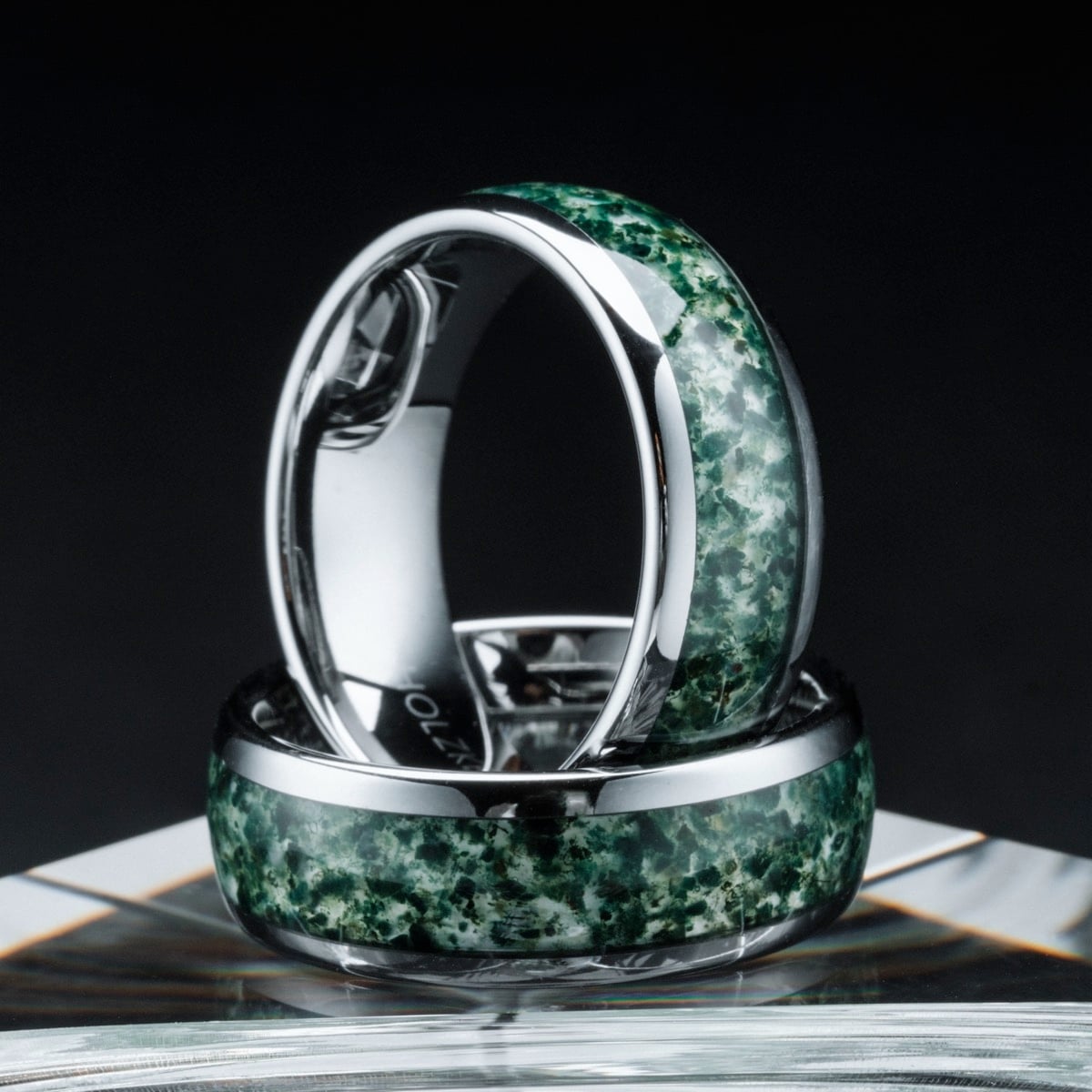 Sumo Ring: Elegant ring crafted from green agate and shiny tungsten, with a modern and sophisticated design.