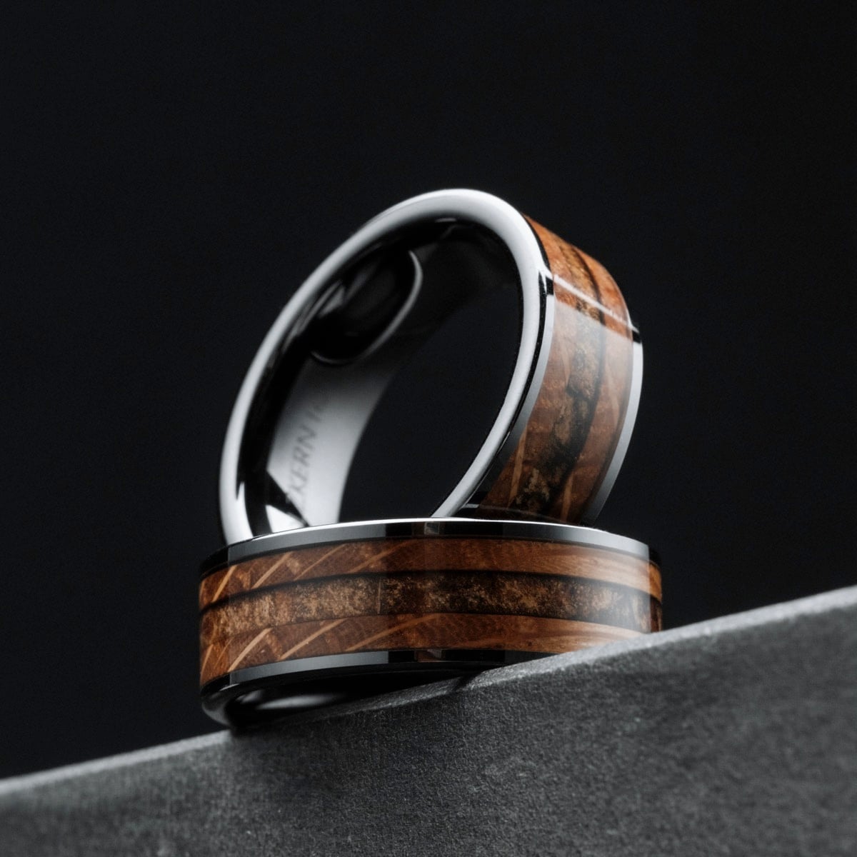 "Sumo Ring": A stylish ring with a whiskey wood and ceramic design, exuding elegance and modernity.