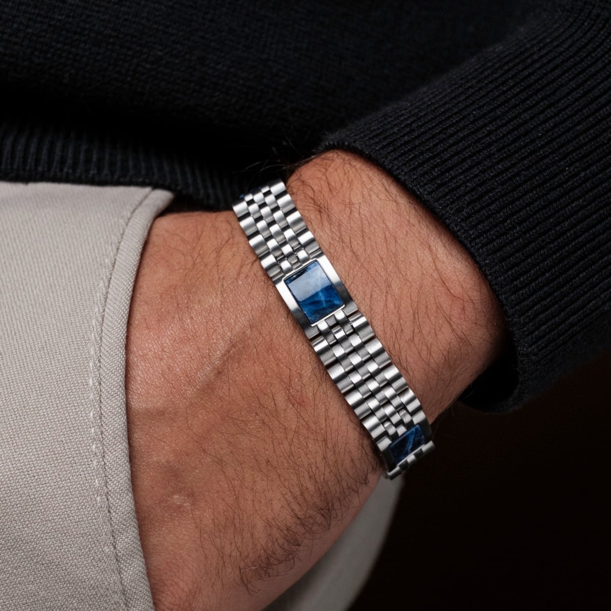 "Pentachord" bracelet in blue marble and silver, featuring a sleek and stylish design.