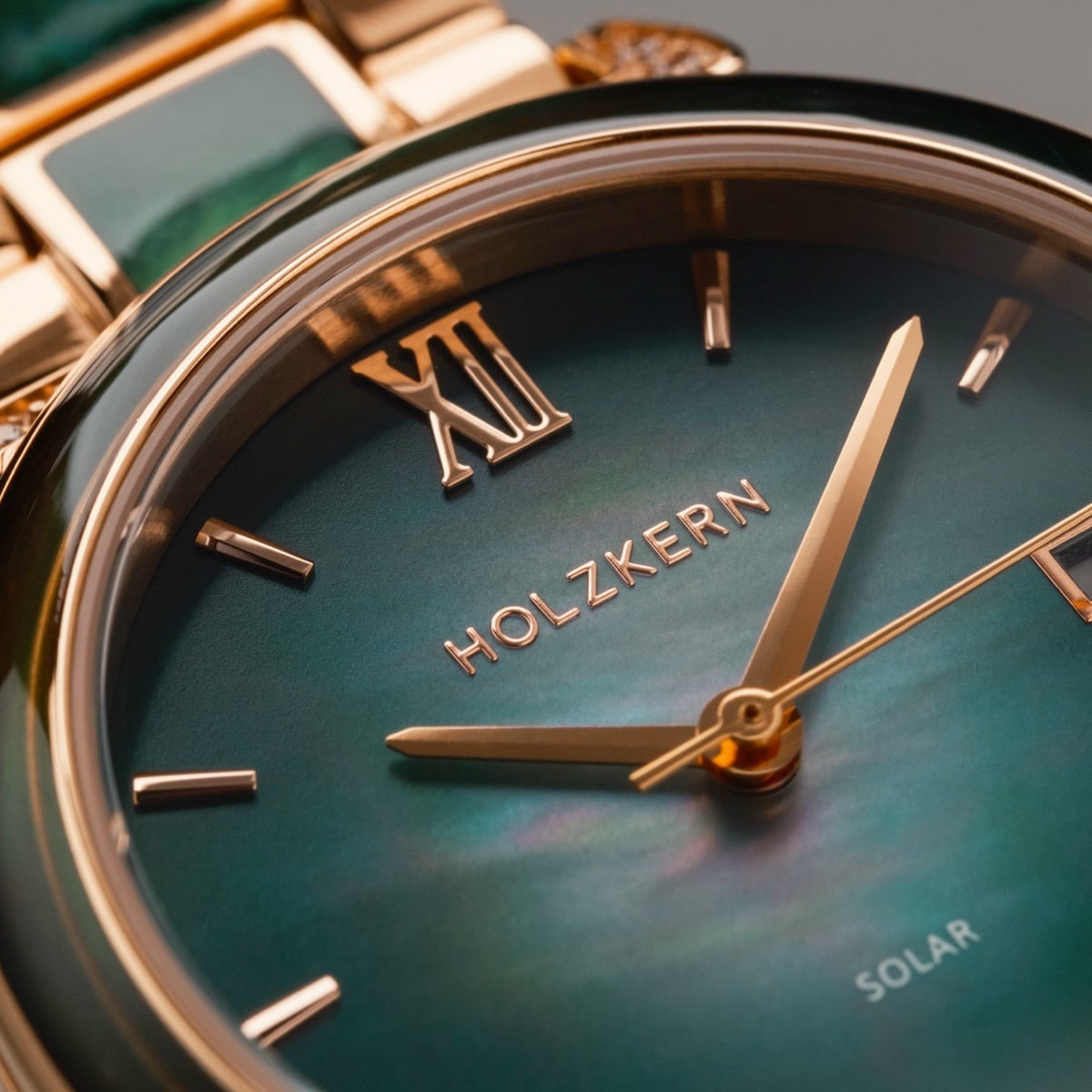 "Sunglister" watch features a green mother-of-pearl dial with rose gold accents, combining elegance and modern style.
