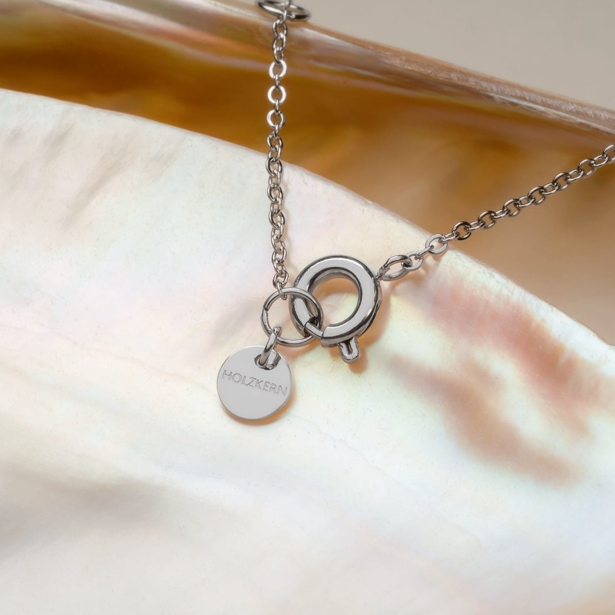 "Amorance Necklace", a silver necklace with quartz, featuring an elegant and minimalist design.