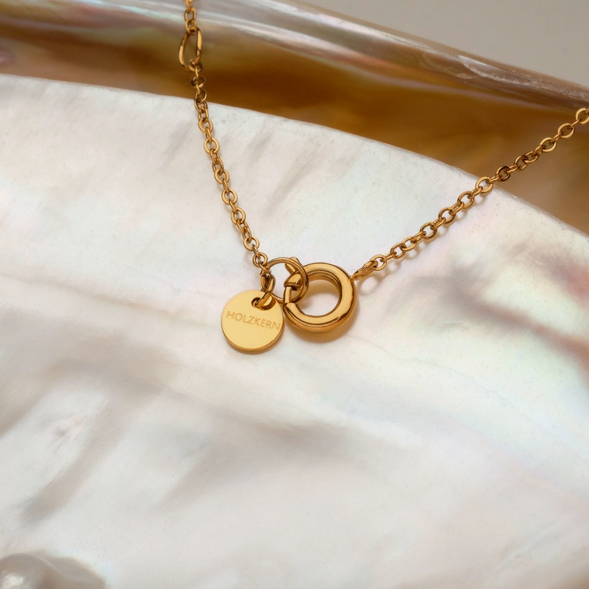"Amorance Necklace" necklace featuring chalcedony and gold, with an elegant and minimalist design.