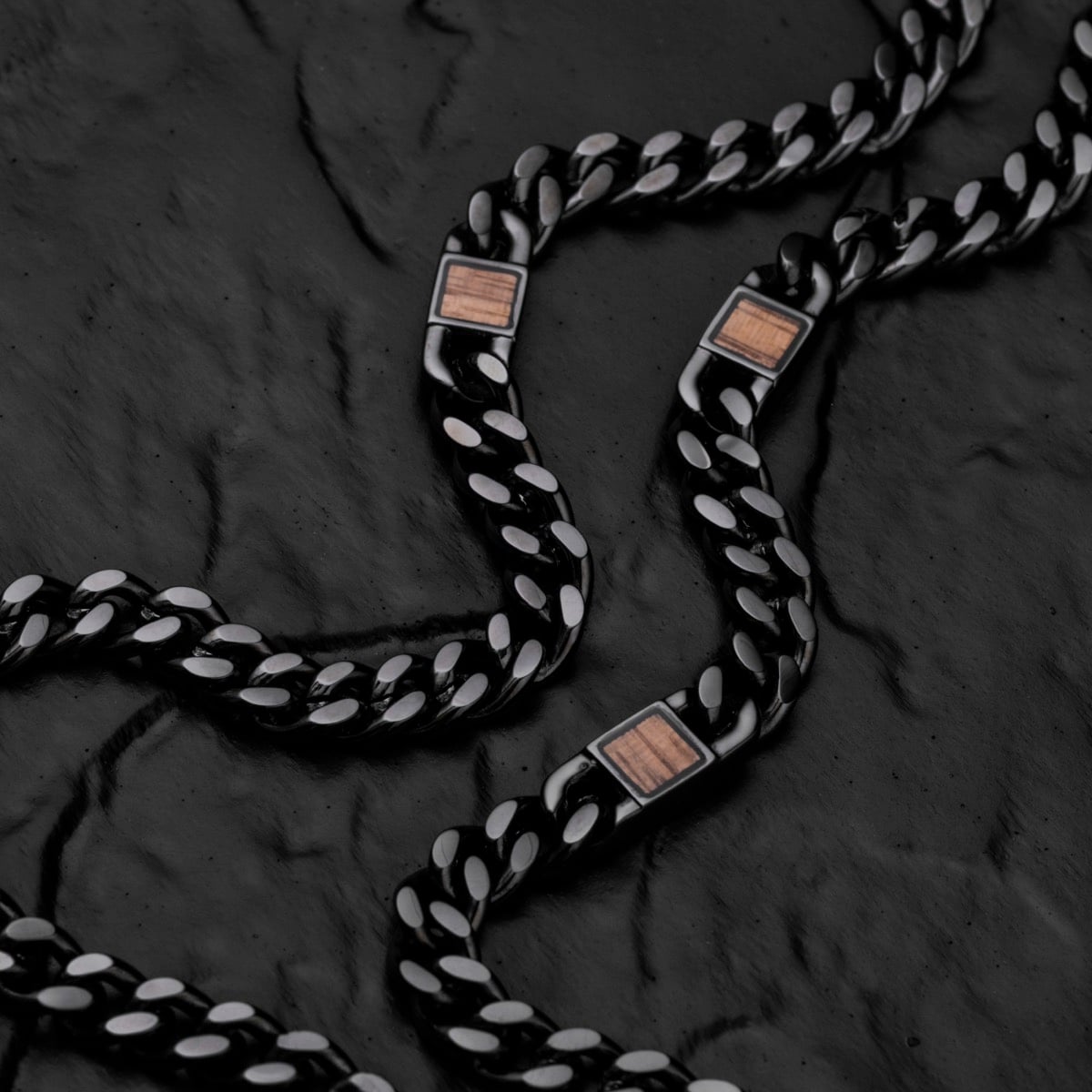 "Bodyguards Strap", a stylish strap with a dark gray chain and walnut accents.