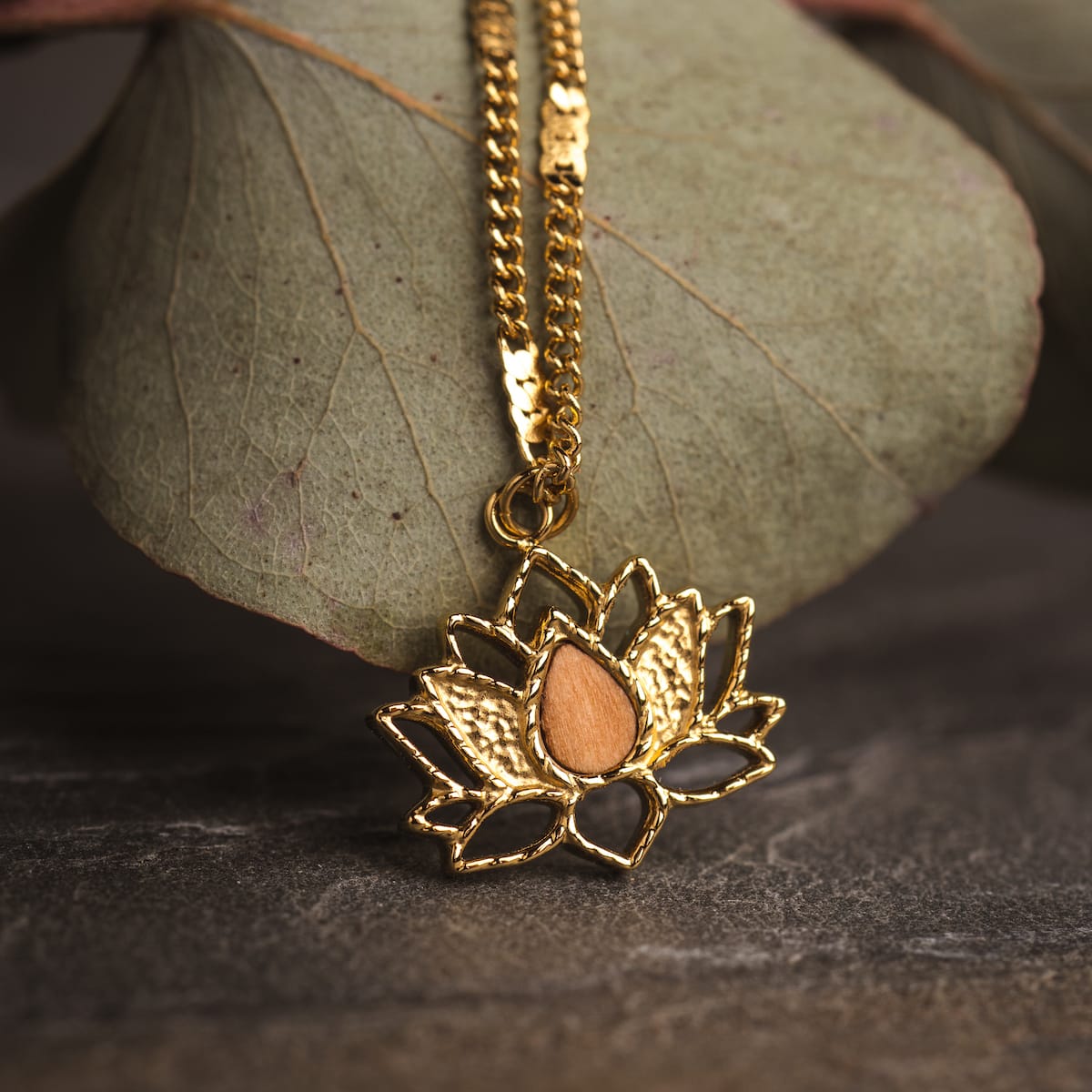 "Balance Necklace", an elegant necklace featuring olive and gold tones, with a nature-inspired design.