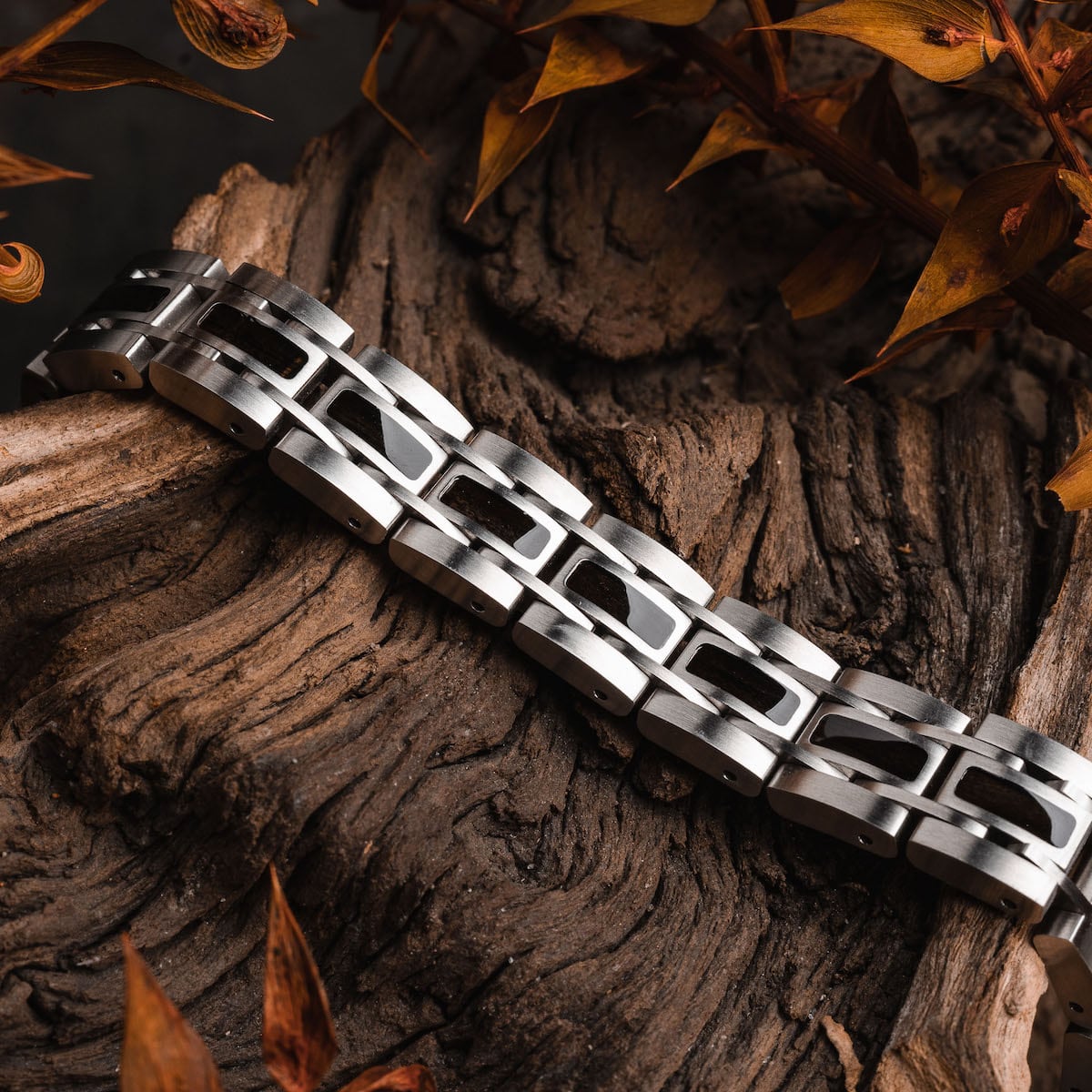 "Tremolo", bracelet crafted from maple and silver, showcasing a sleek and modern design.