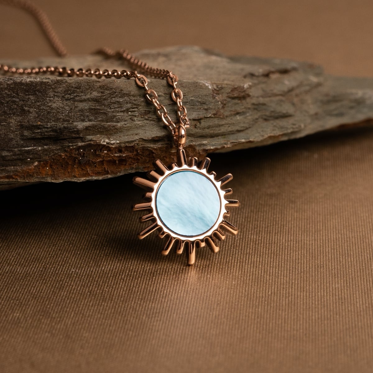 Shade Necklace: Elegant necklace with a blue nacre pendant and rose gold detailing, exuding a refined and luxurious charm.