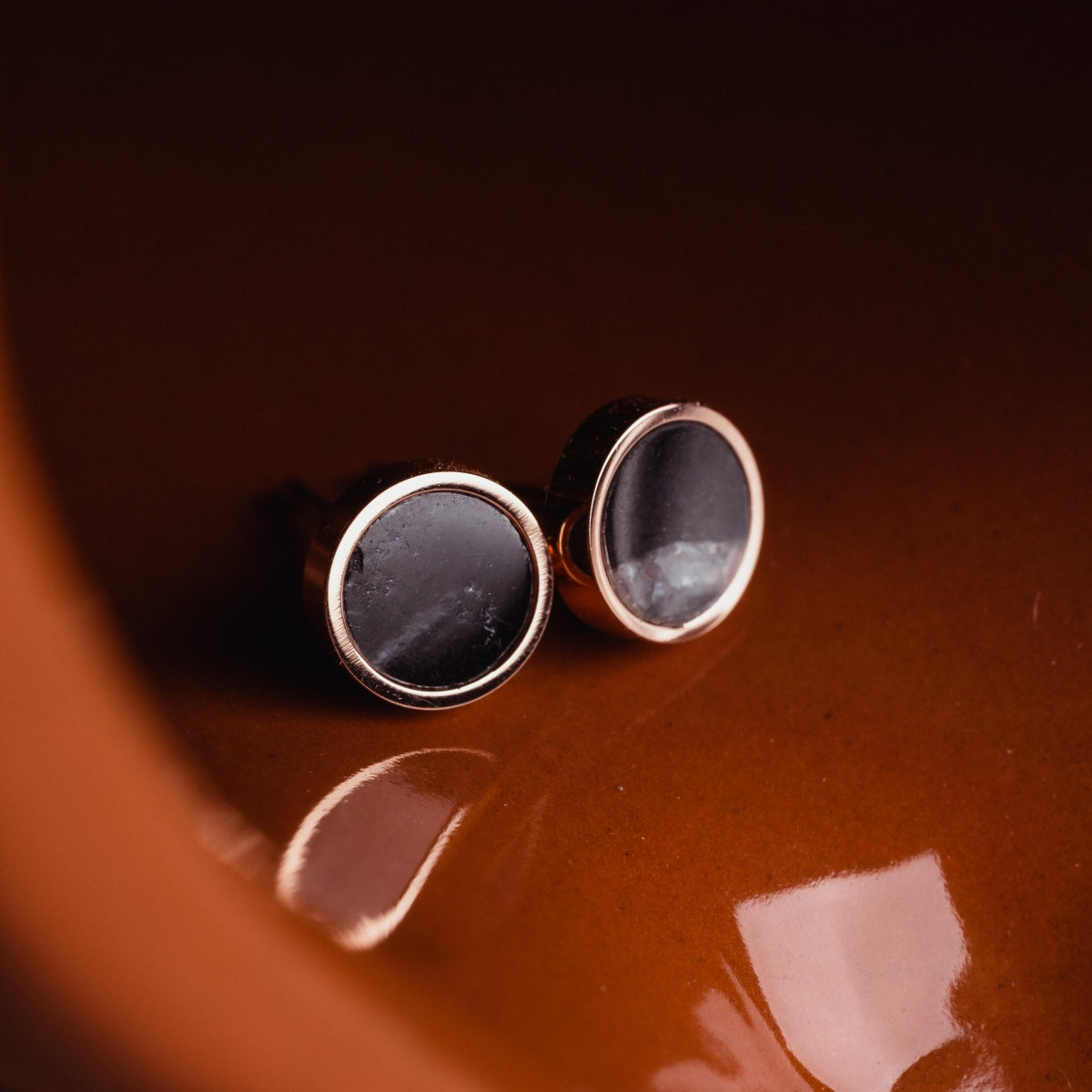 "Pigment Earrings" stud earrings in marble and rose gold with an elegant finish.
