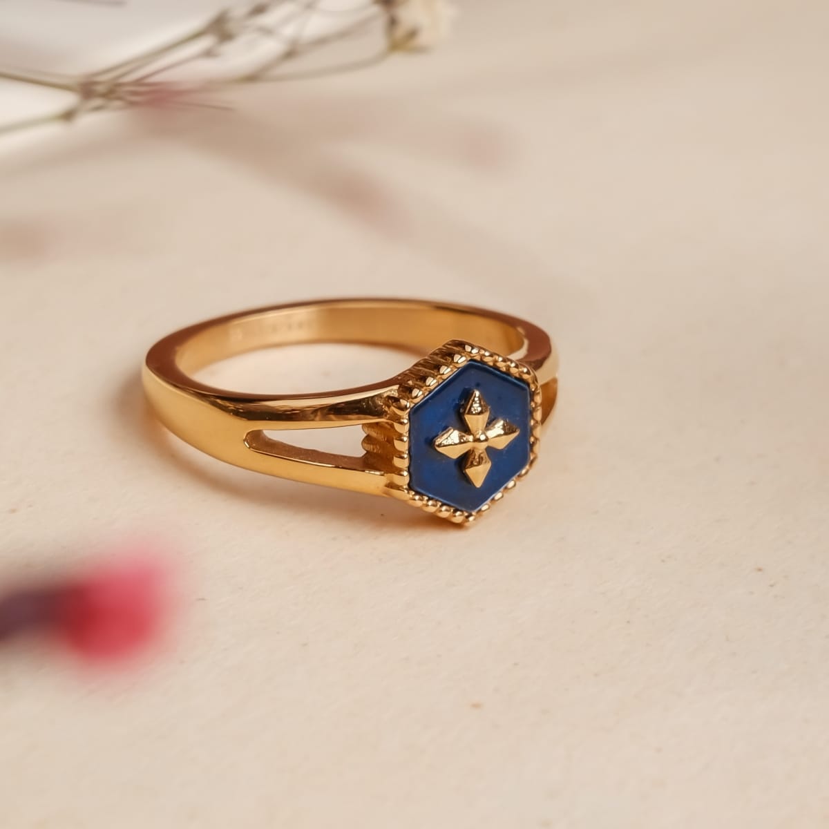 "Spectral Ring", a gold ring featuring a blue nacre design with a star detail, exudes elegant and modern charm.
