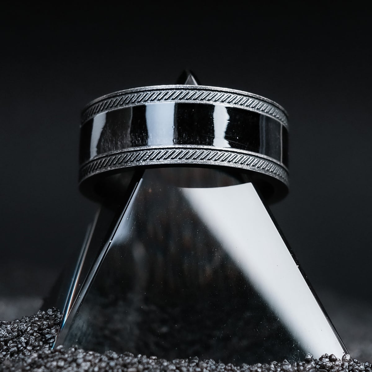 "Countless Ring": A stylish ring in maple and antique silver, featuring a sleek and modern design.