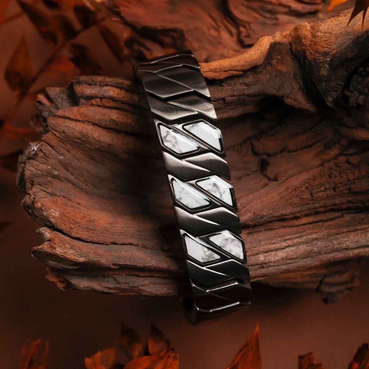 "Baritone", a stylish bracelet featuring howlite and dark gray elements.