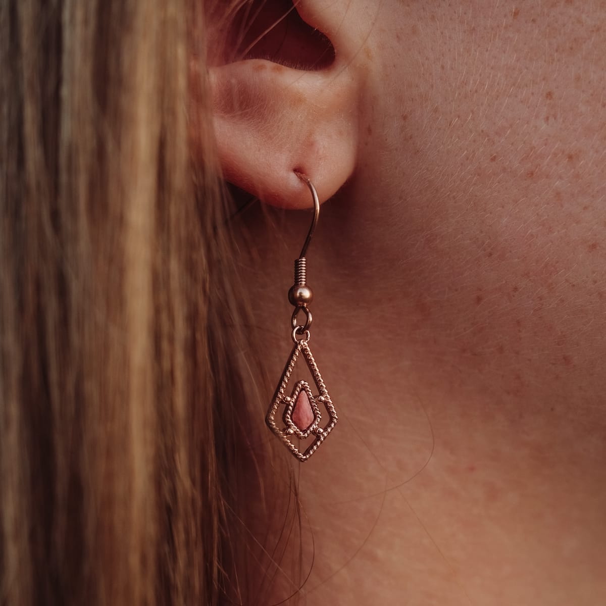 "Daydreamer Earrings" earrings, featuring rose quartz and rose gold details, exude a delicate and elegant style.