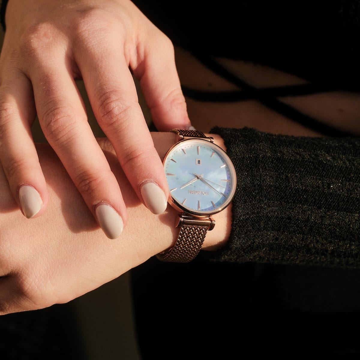 "Chitchat" watch features a nacre dial and rose gold accents, offering an elegant visual style.