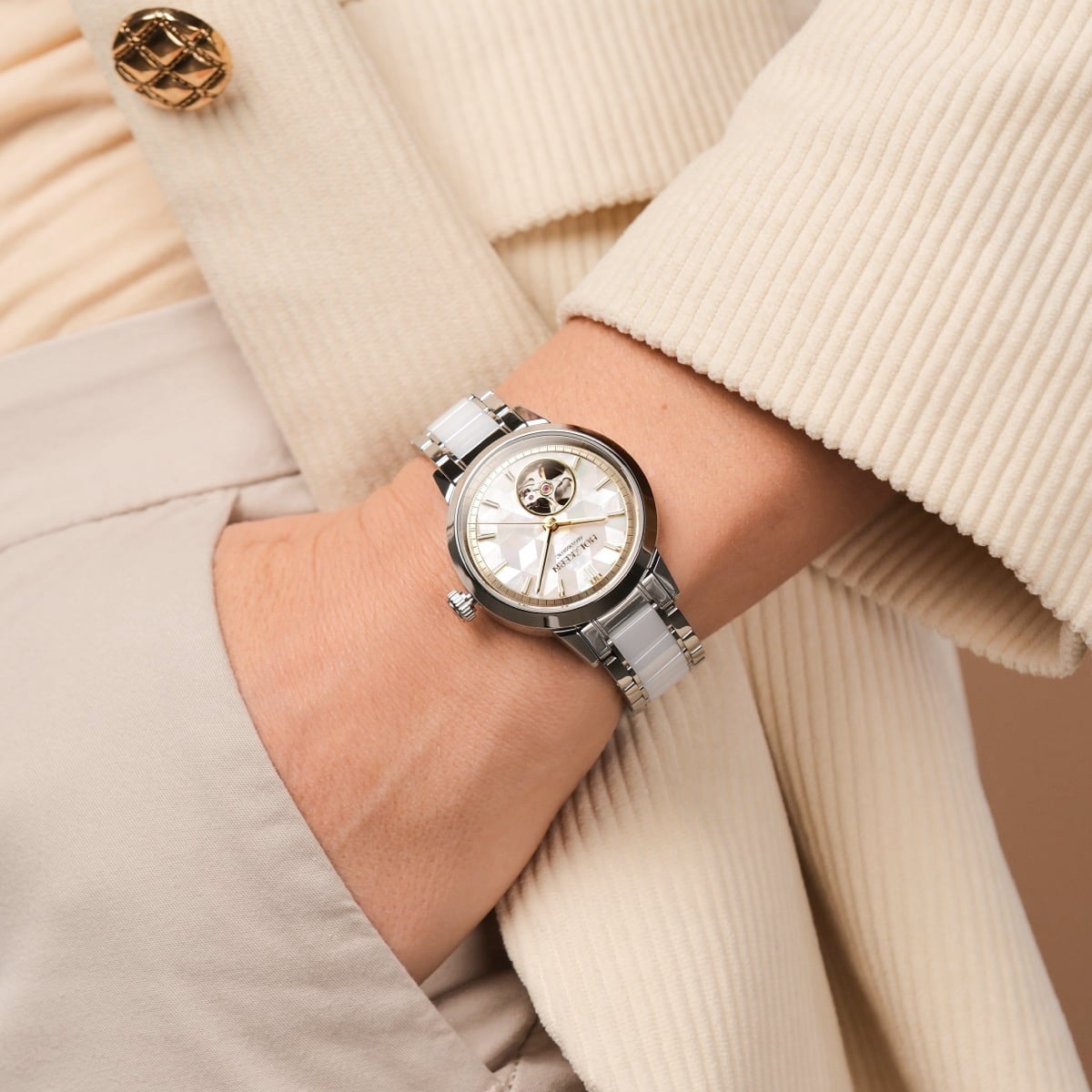 "Cristals", a stylish watch, featuring a nacre and ceramic design for a sophisticated look.