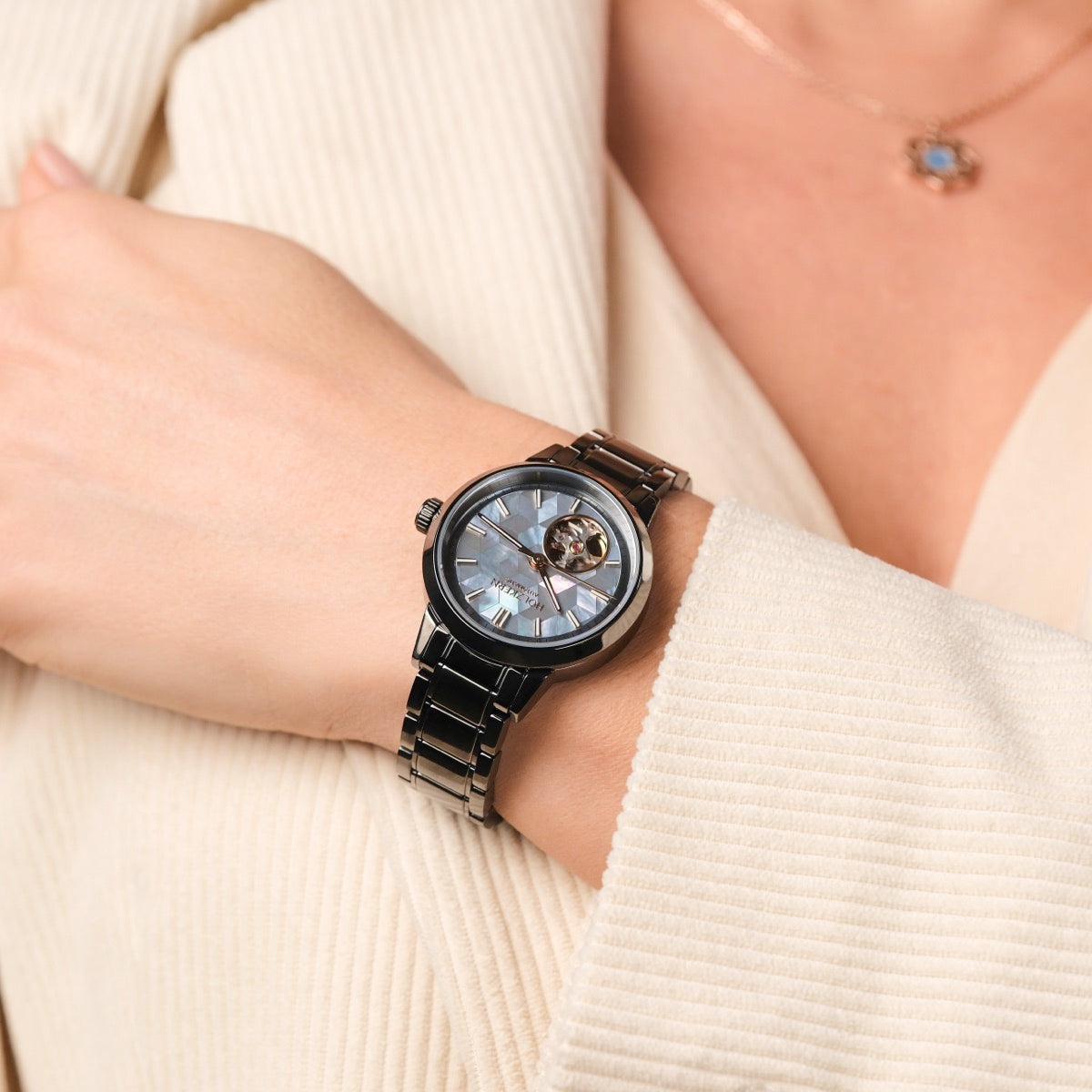 "Mirrordance", a stylish watch featuring nacre and ceramic elements.