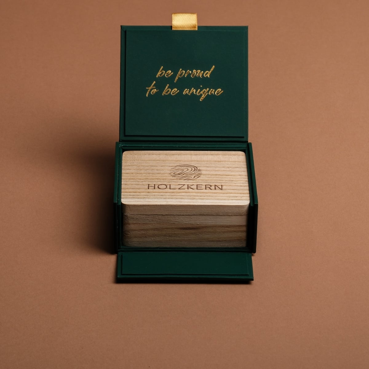 "Gift Box Jewelry" - Elegant green jewelry box with a wooden block interior and gold inscriptions.
