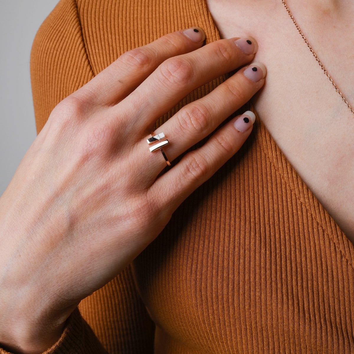 "Campania Ring": Elegant ring combining marble and rose gold with a modern aesthetic.