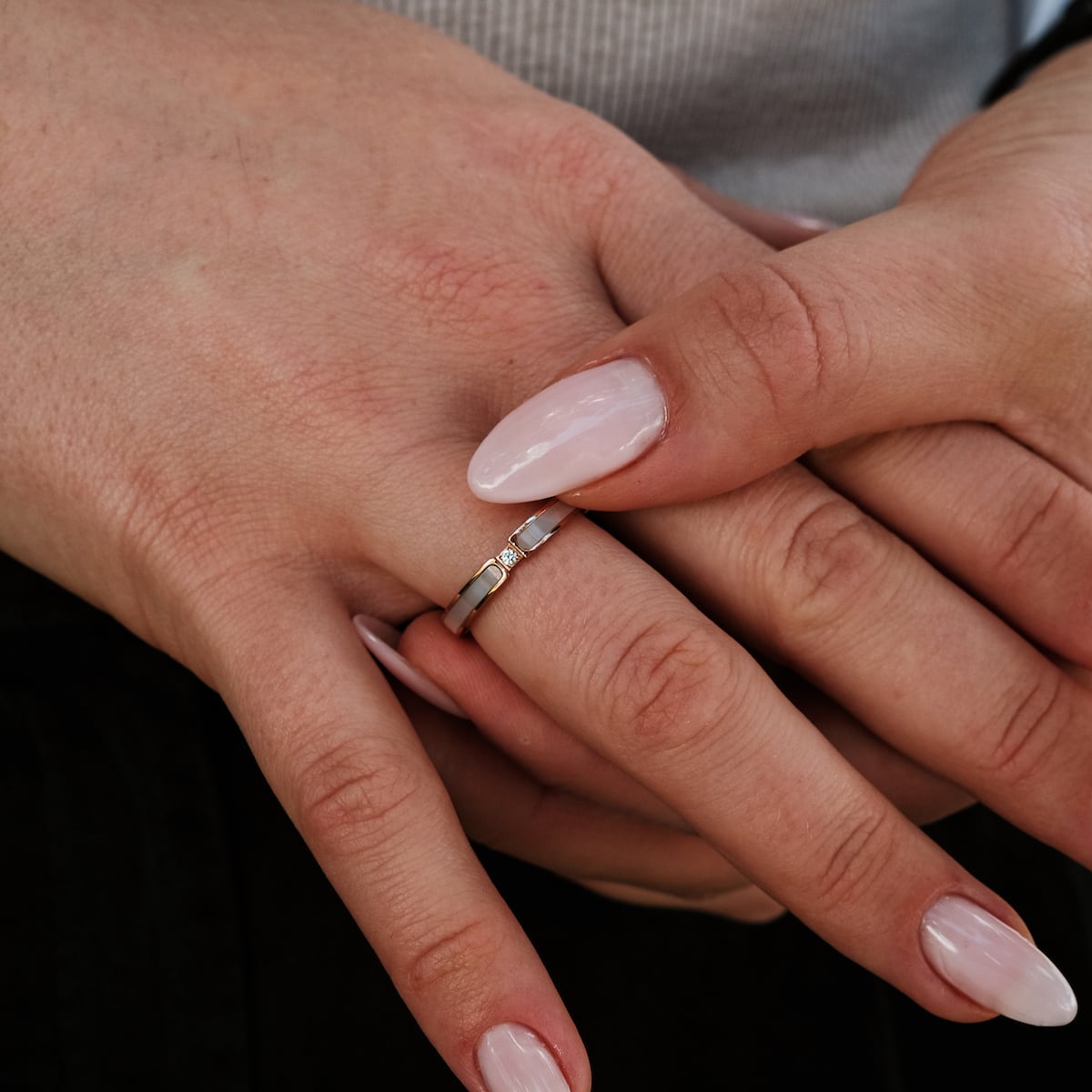 "Campania Ring" - Elegant rose gold and nacre ring with a modern design.