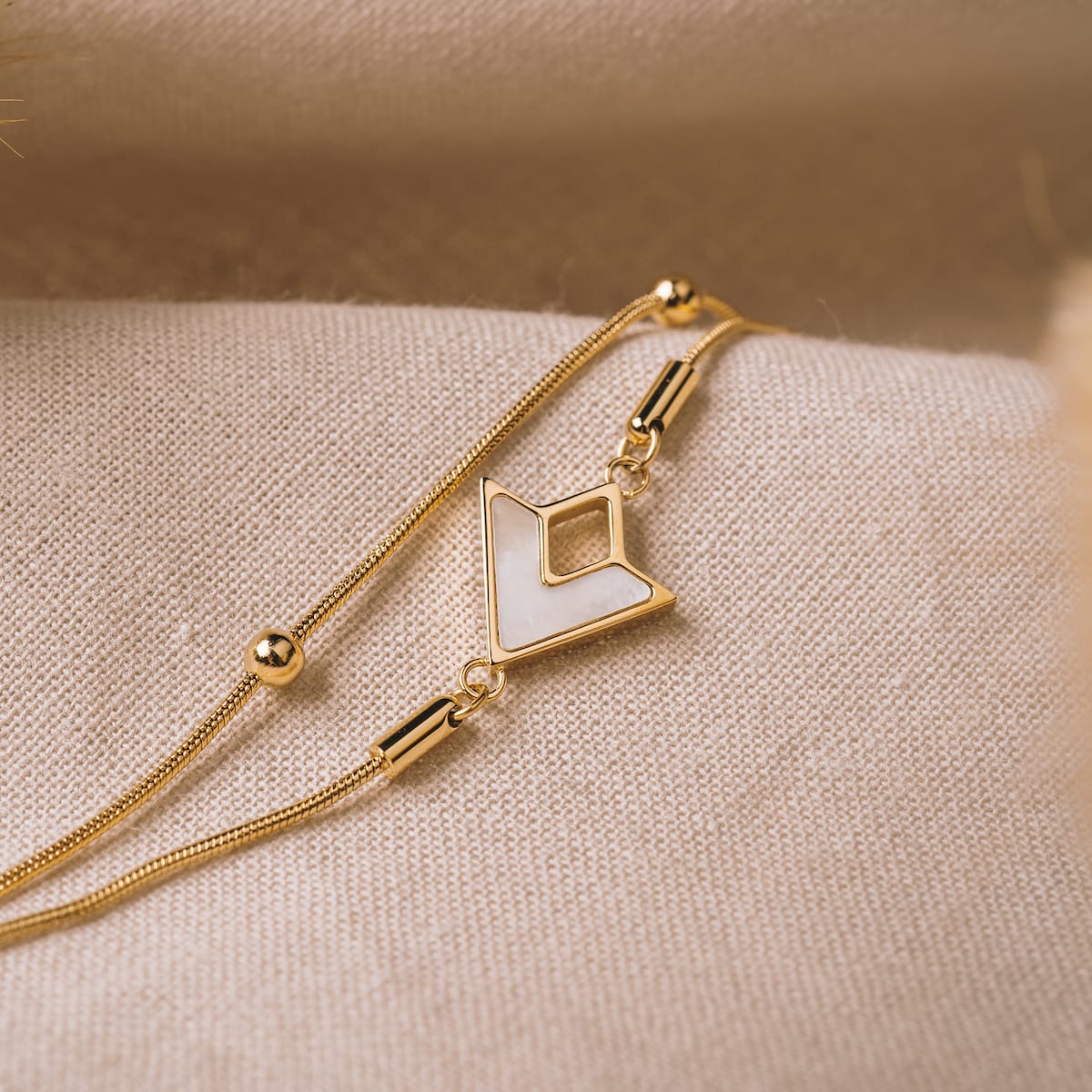 "Conceptual Bracelet" bracelet featuring a geometric design, crafted with nacre and gold accents for an elegant look.