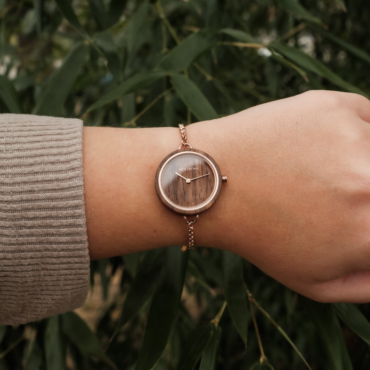"Leave" watch featuring a walnut wood face and outer casing, paired with a stylish chain bracelet.