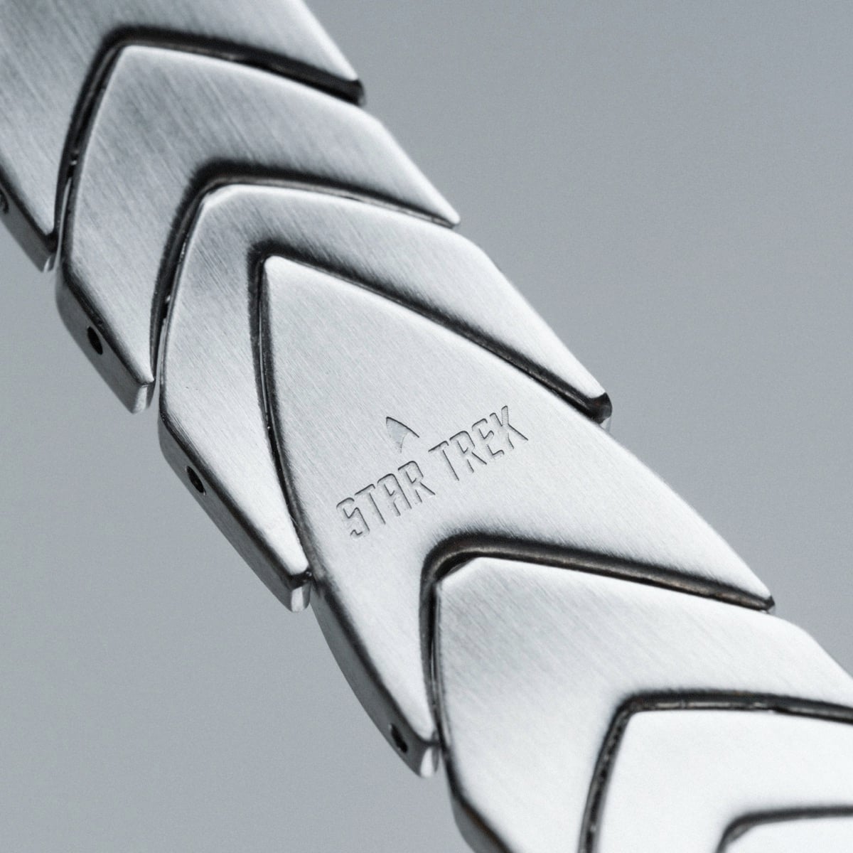 "Sciences" bracelet, featuring a sleek aventurine and silver design with a modern style.