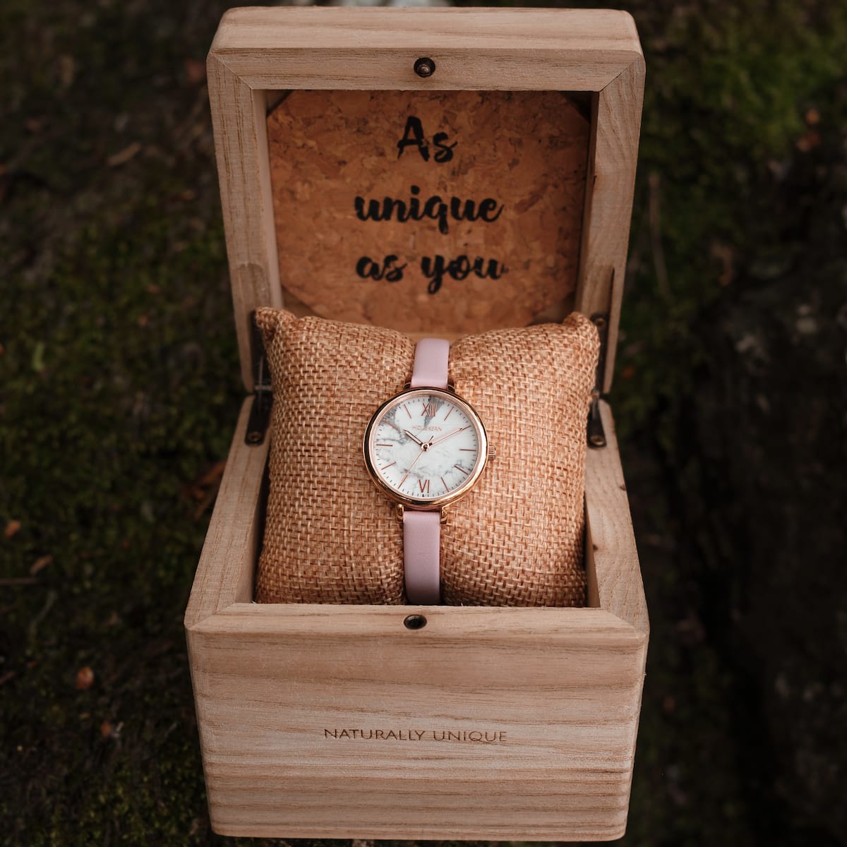 "Alva" elegant watch featuring a marble face with rose gold accents and a pink strap, displayed in a wooden box.