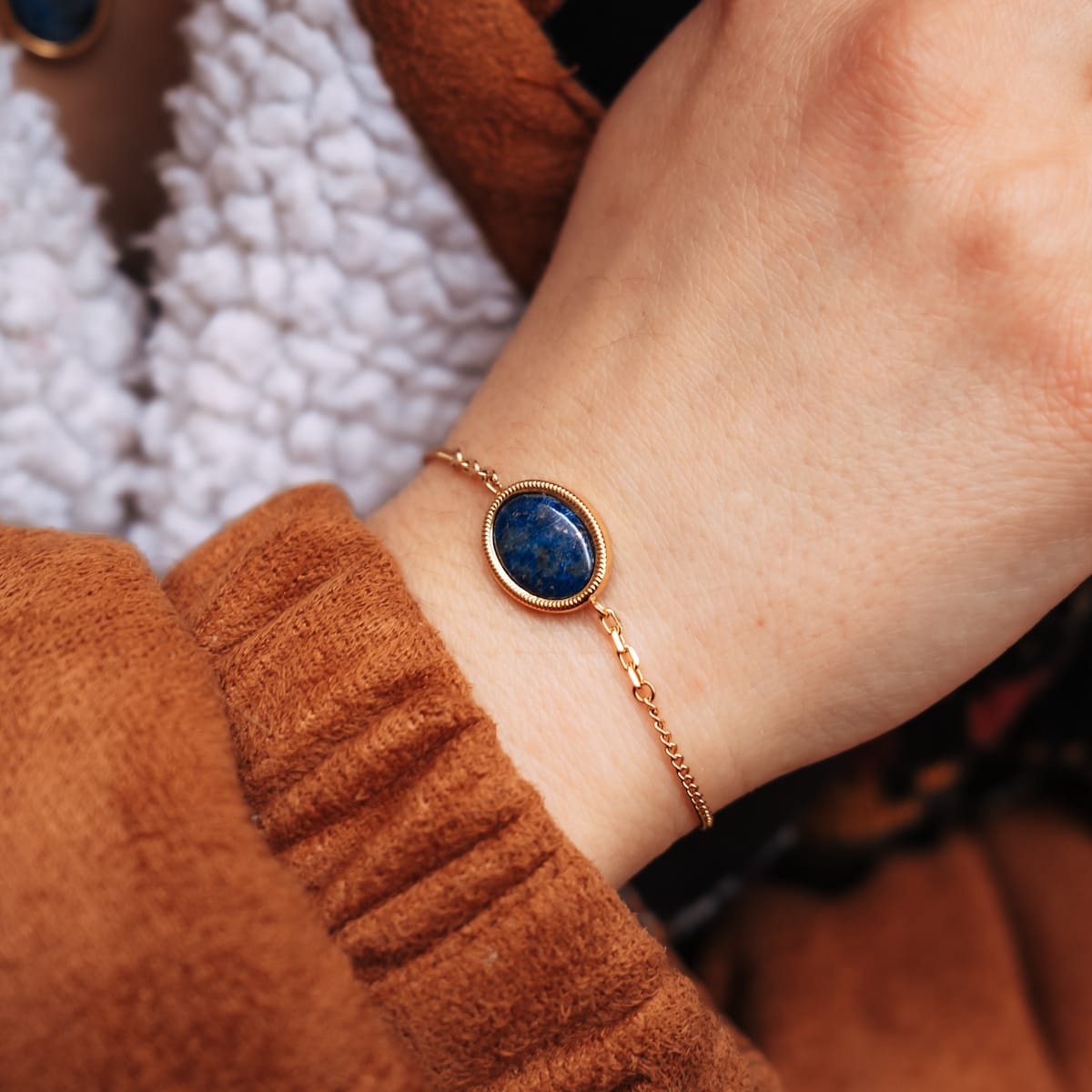 Mirror Bracelet featuring a stylish lapis lazuli stone set in gold with an elegant and minimalist design.