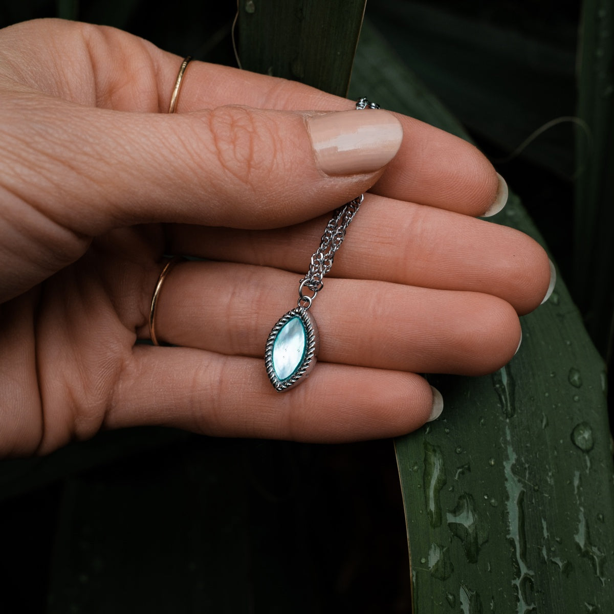 "Visual Necklace", a stylish necklace in nacre and silver with an elegant, natural design.