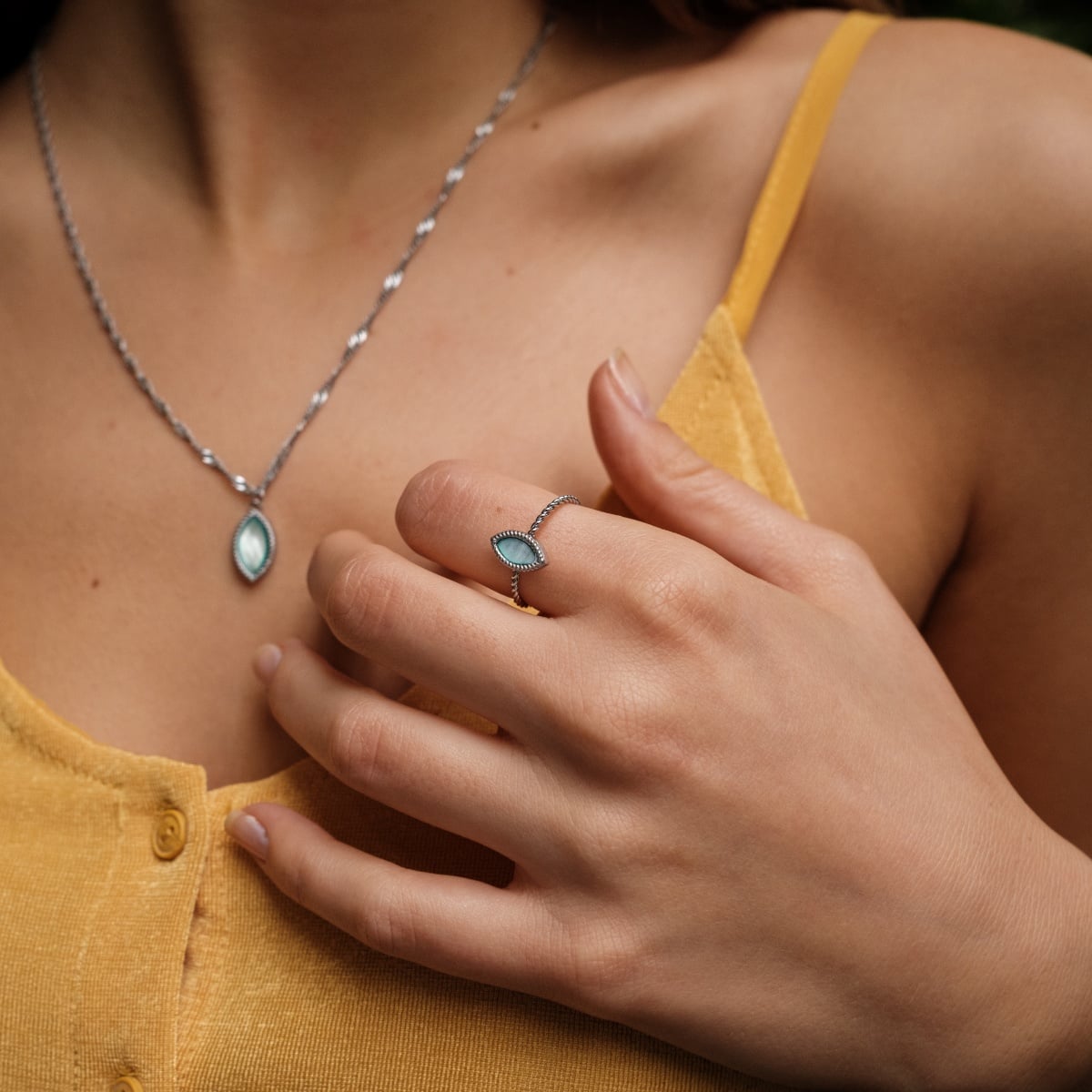 "Visual Ring", a delicate ring with a nacre/silver design, exudes elegance and sophistication.
