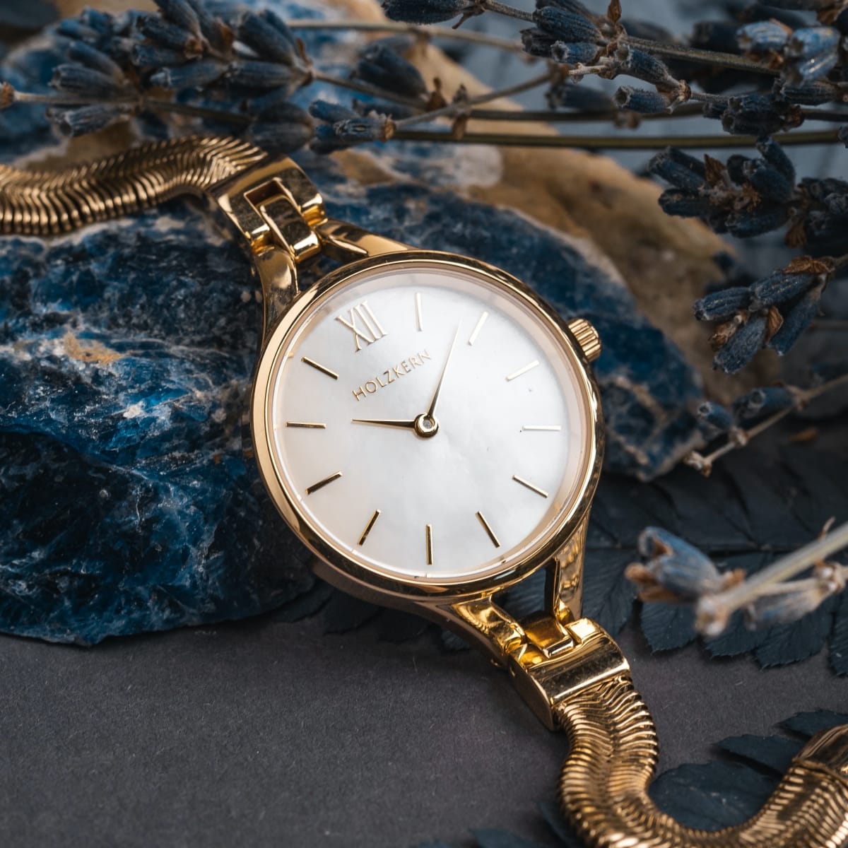 "Kaliya" watch, featuring a nacre dial and gold band, with an elegant and sophisticated design.