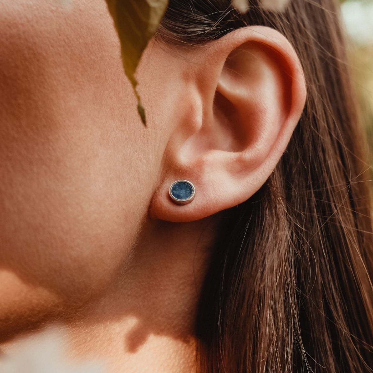 "Pigment Earrings": Elegant marble and silver earrings with a modern style.