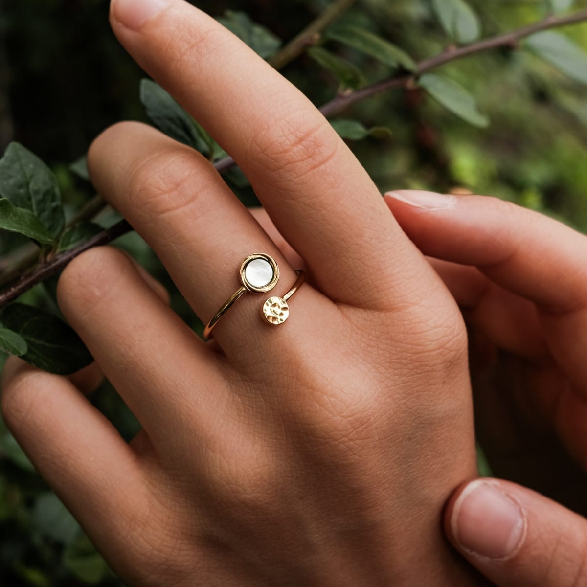 "Zendala Ring": Elegant gold ring with white nacre, showcasing minimalist style.