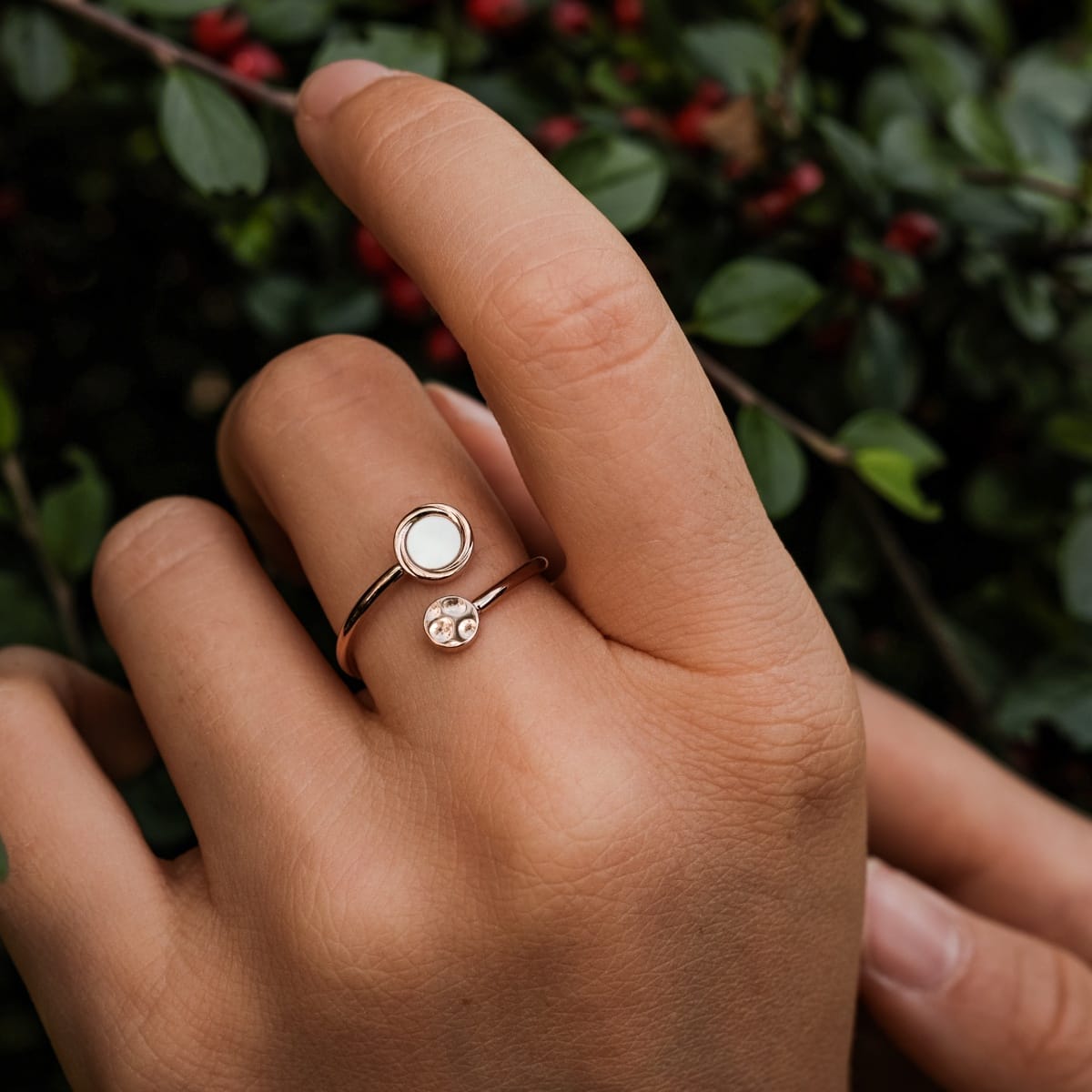 "Zendala Ring": Elegant ring in rose gold with nacre accents, offering a sophisticated and nature-inspired design.