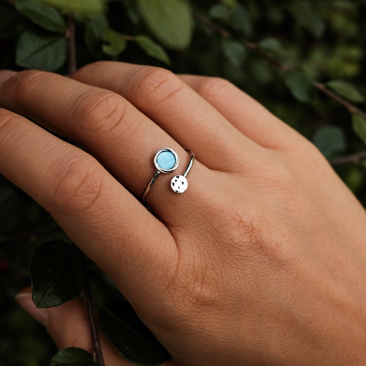 "Zendala Ring" ring in silver with nacre detail, featuring a minimalist and elegant design on a hand.