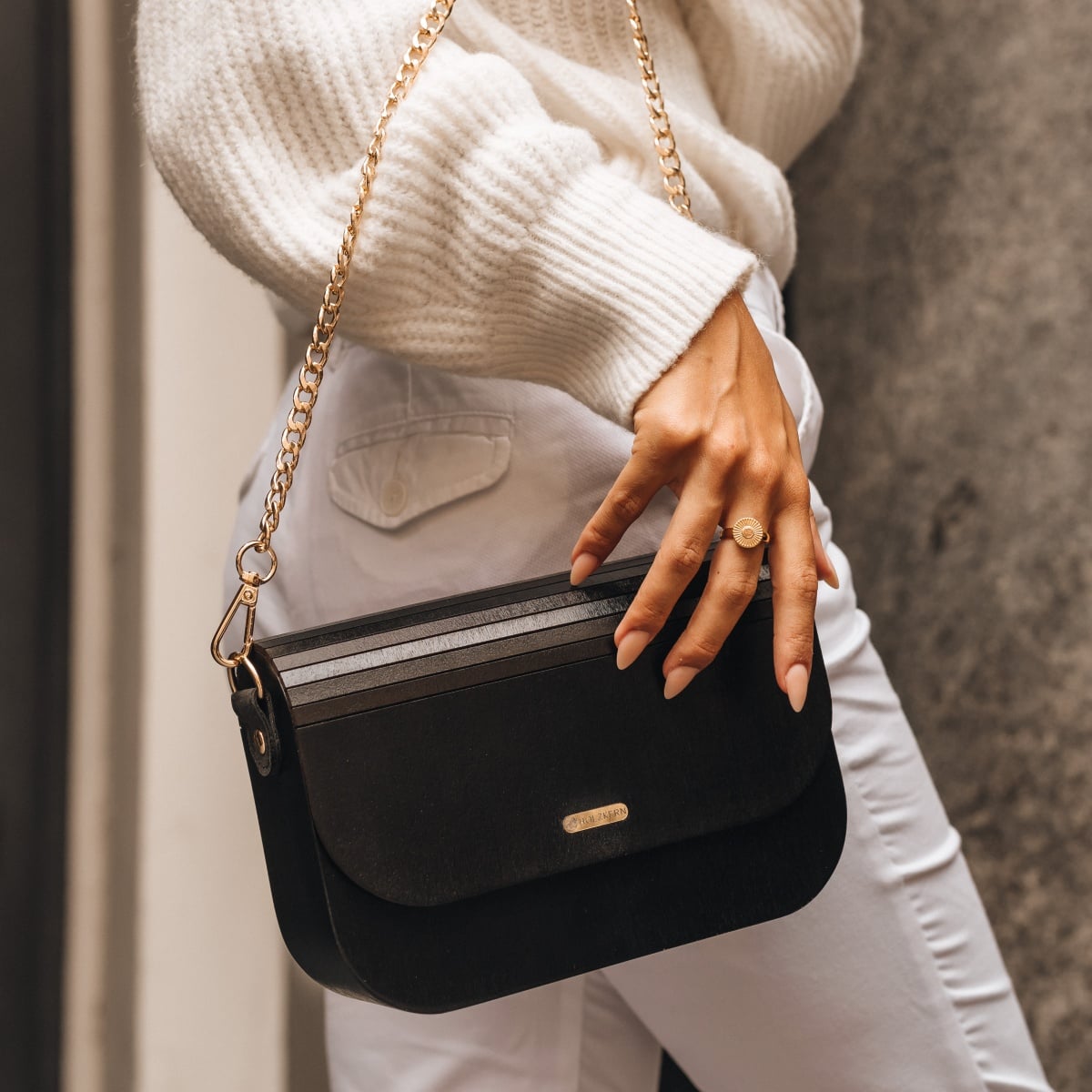 "Ivay VEGAN Black Maple" handbag in black with a stylish gold chain strap for a chic look.