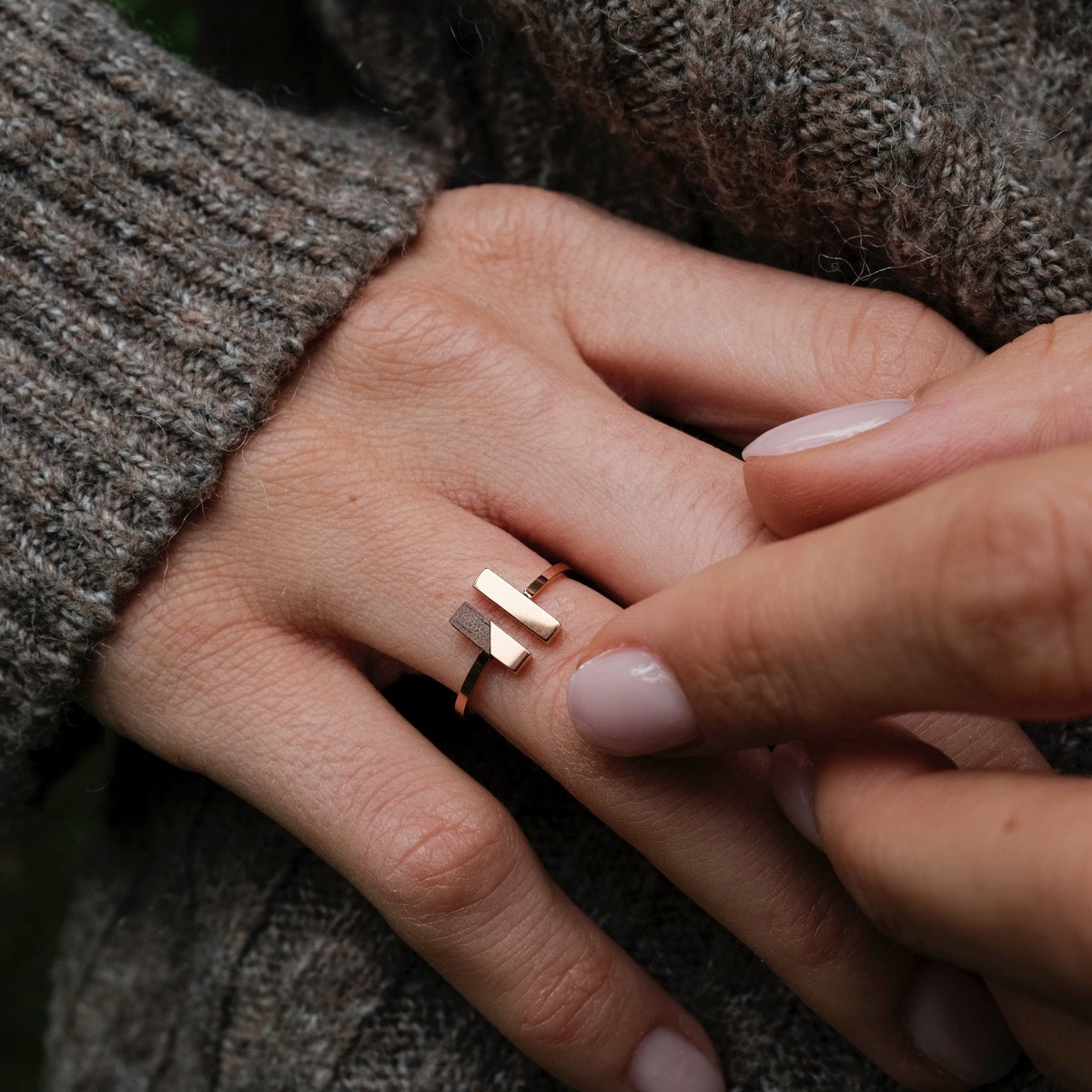 "Campania Ring": A stylish walnut and rose gold ring with modern elegance, size 52.