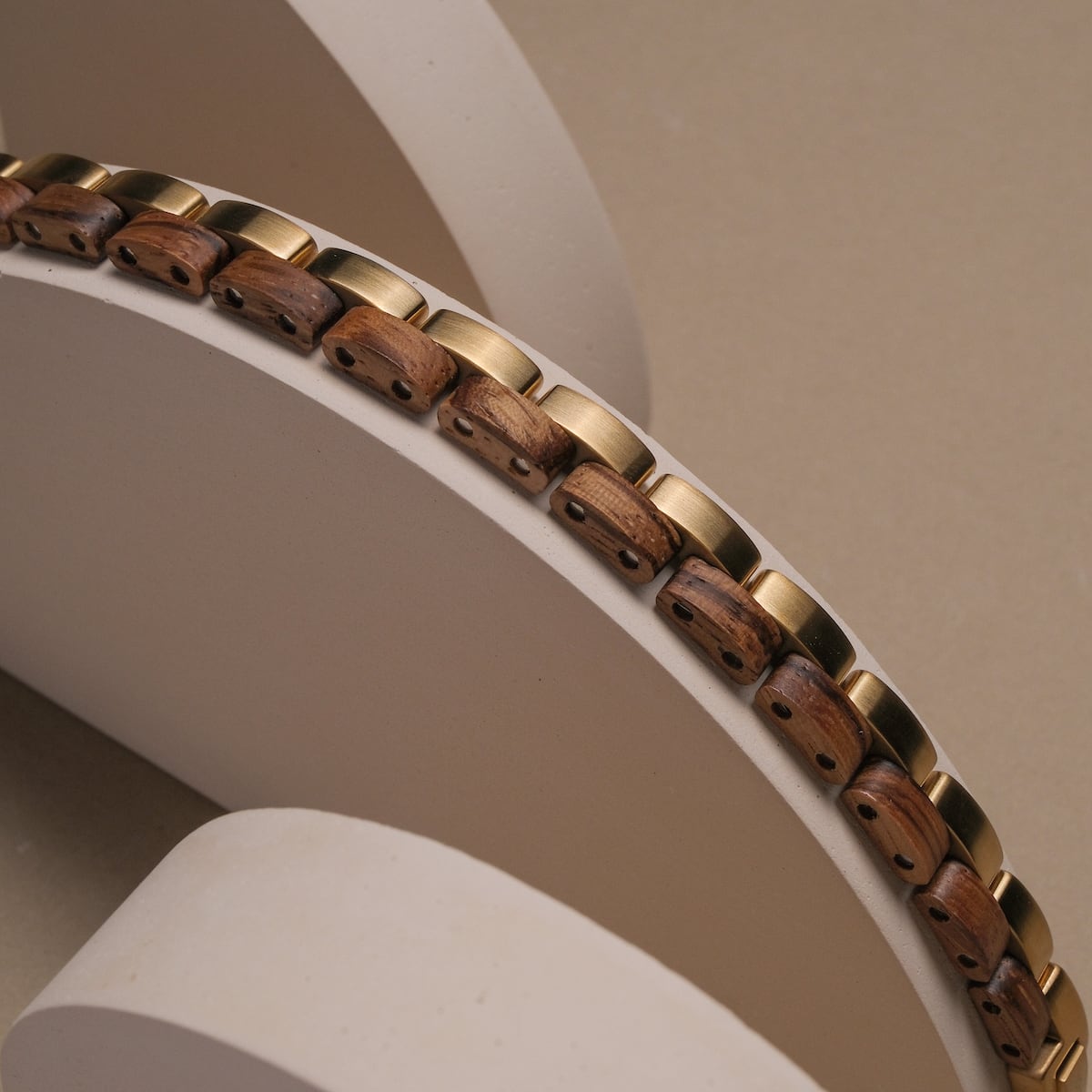 "Duet", a bracelet combining zebrawood and gold for a luxurious and stylish look.