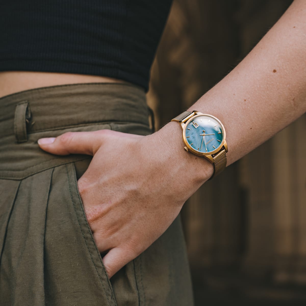 "Talamanca" wristwatch featuring a nacre and gold design with a stylish mesh band.