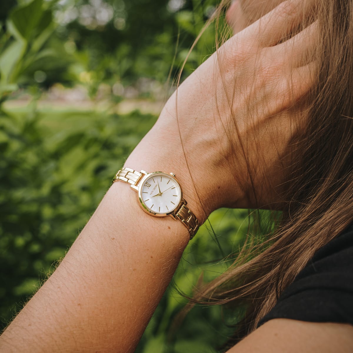 "Hanwi", stylish gold watch with nacre accents, blends elegance and sophistication.