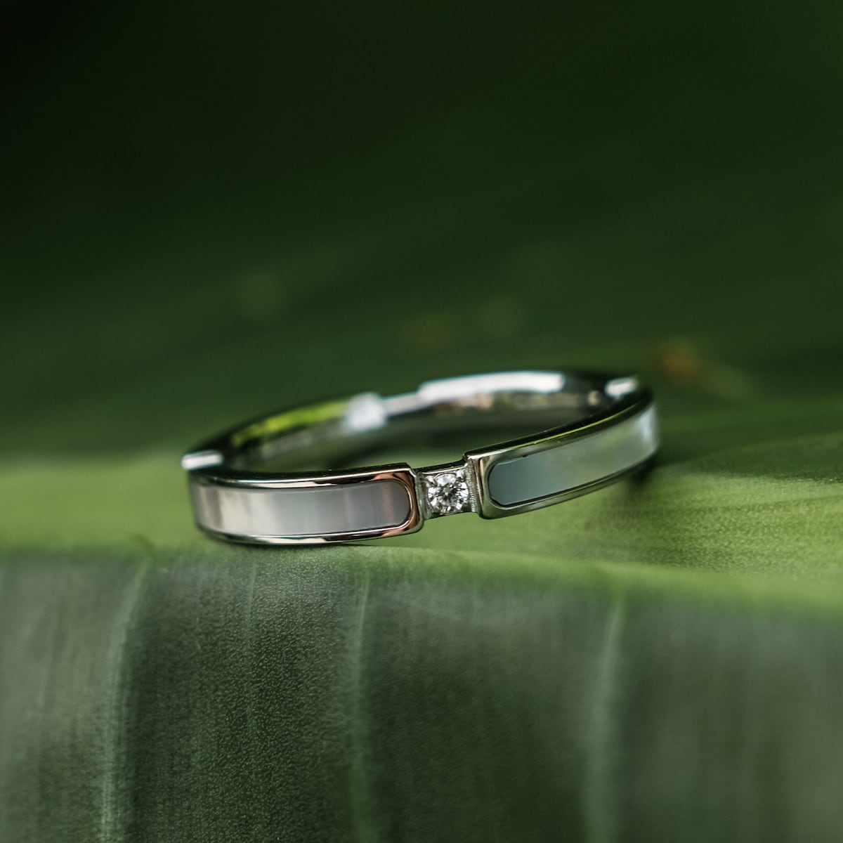"Campania Ring", a stylish silver ring featuring nacre accents and a sleek design.