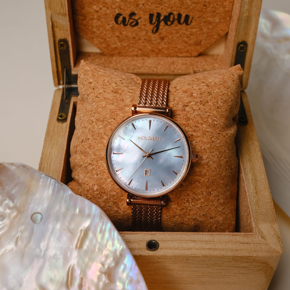 "Chitchat", a watch featuring nacre dial and rose gold mesh strap, displayed in a wooden box with elegant style.