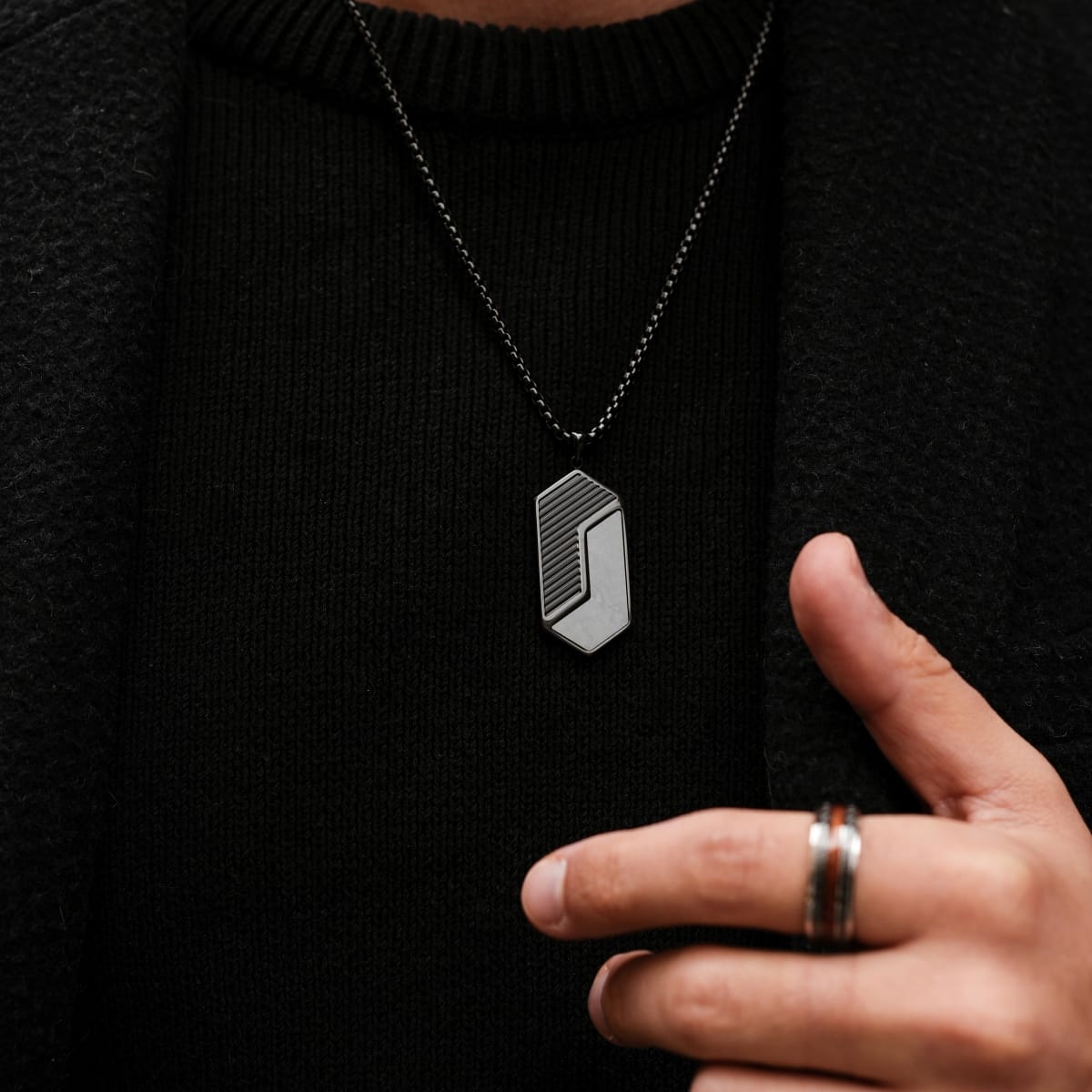 "Zigzag Necklace" necklace, featuring a zigzag design with marble and black elements for a modern aesthetic.