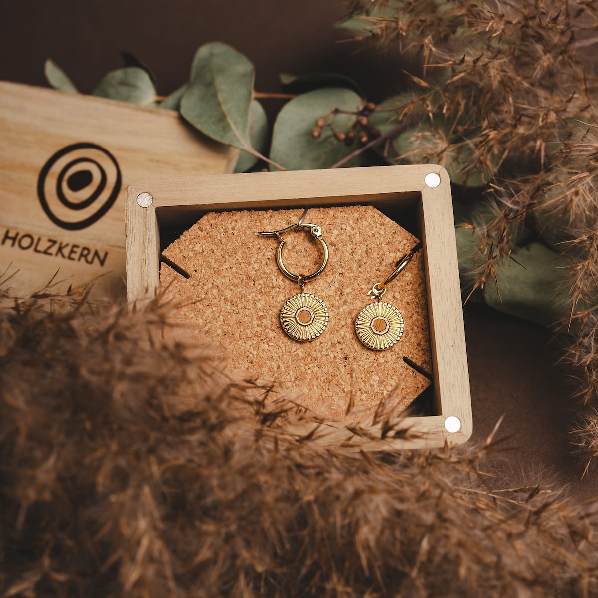 Stencil earrings, combining koa wood and gold, with a stylish and intricate design.