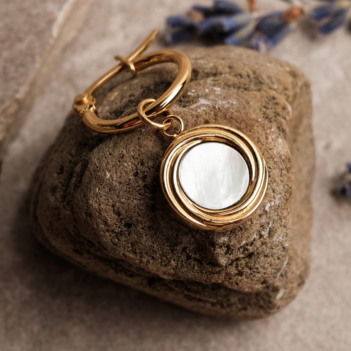 "Zendala Earrings", elegant earrings with white nacre and gold accents.
