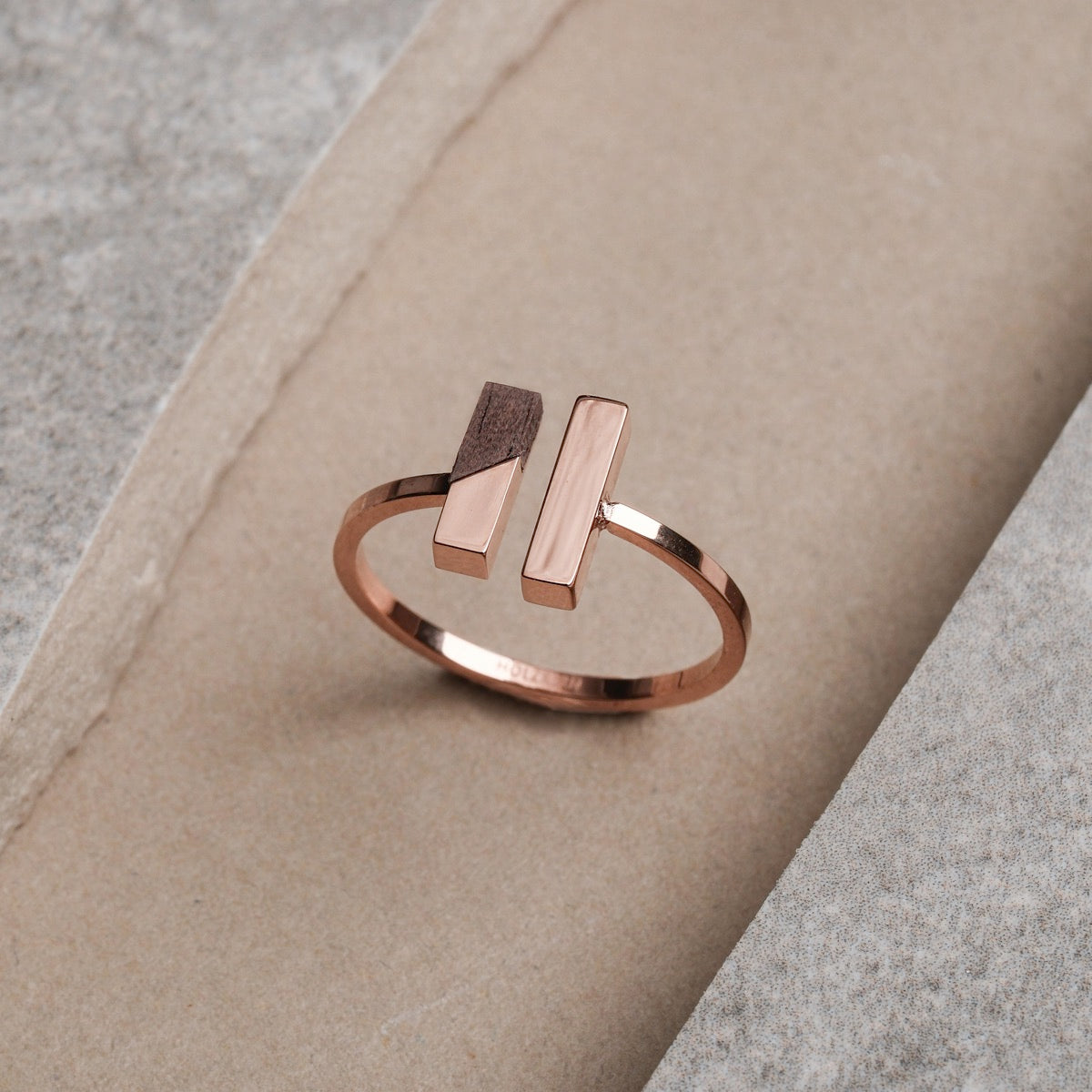"Campania Ring": a stylish ring with walnut and rose gold accents, size 52.