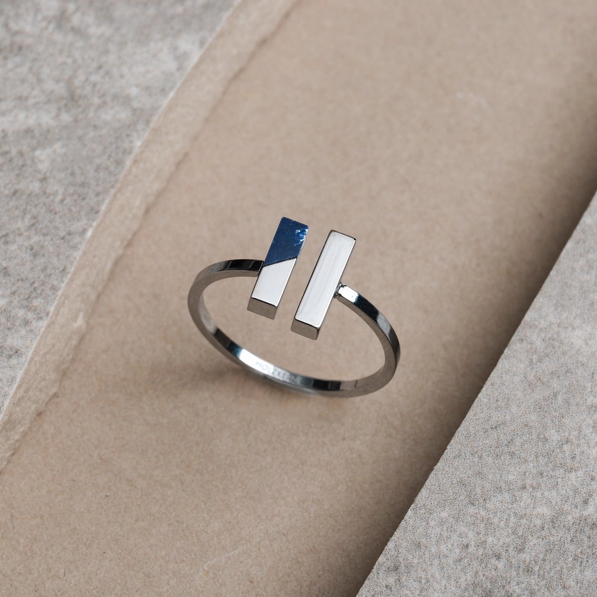 "Campania Ring" - Elegant silver ring with lapis lazuli accents, minimalist design.