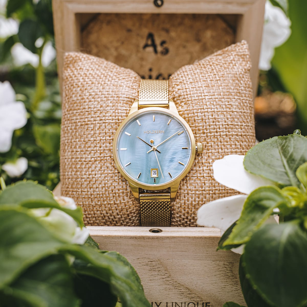 "Talamanca", elegant watch featuring nacre and gold tones with a sophisticated design.