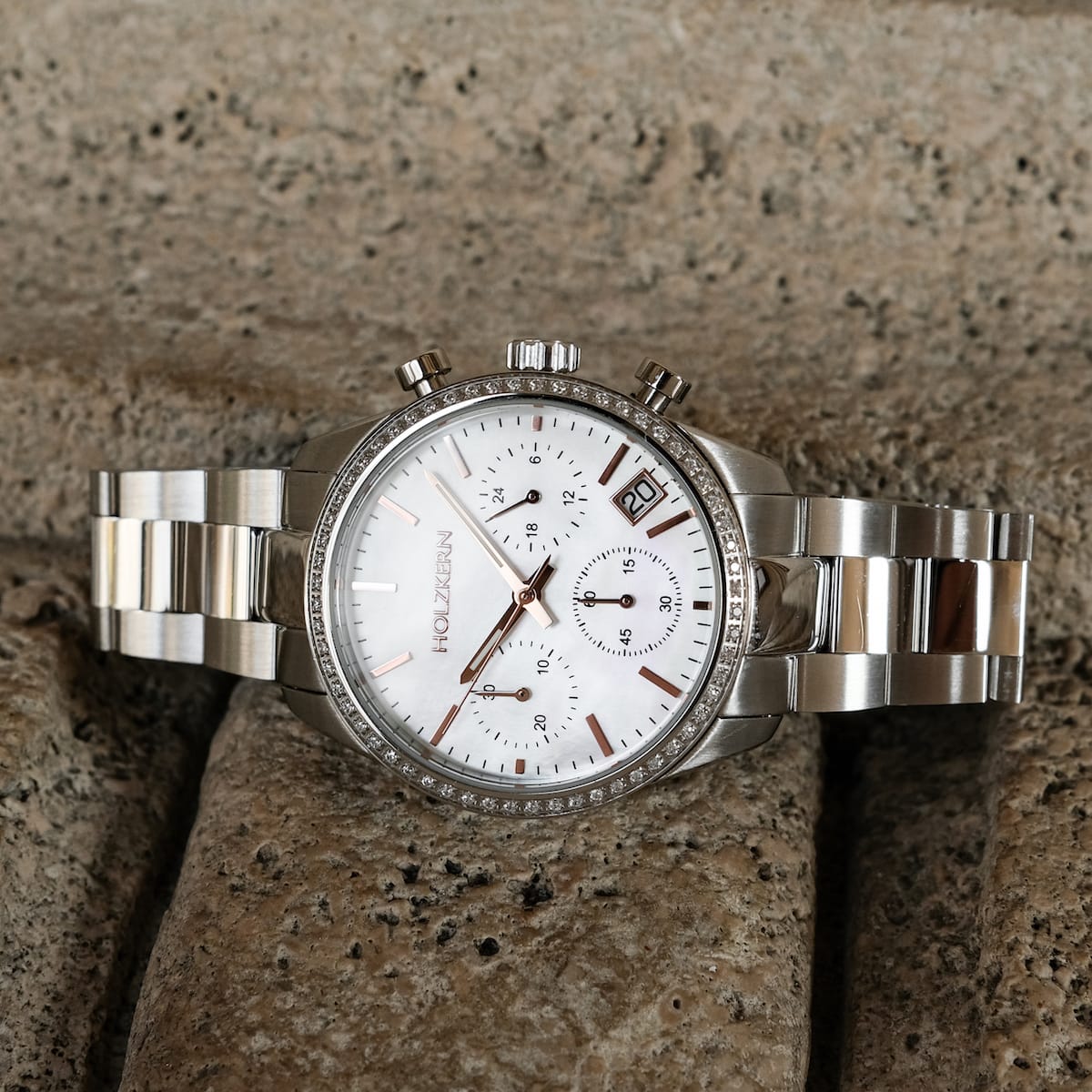 "The Balanced", elegant watch featuring nacre and silver materials with a modern and sophisticated design.