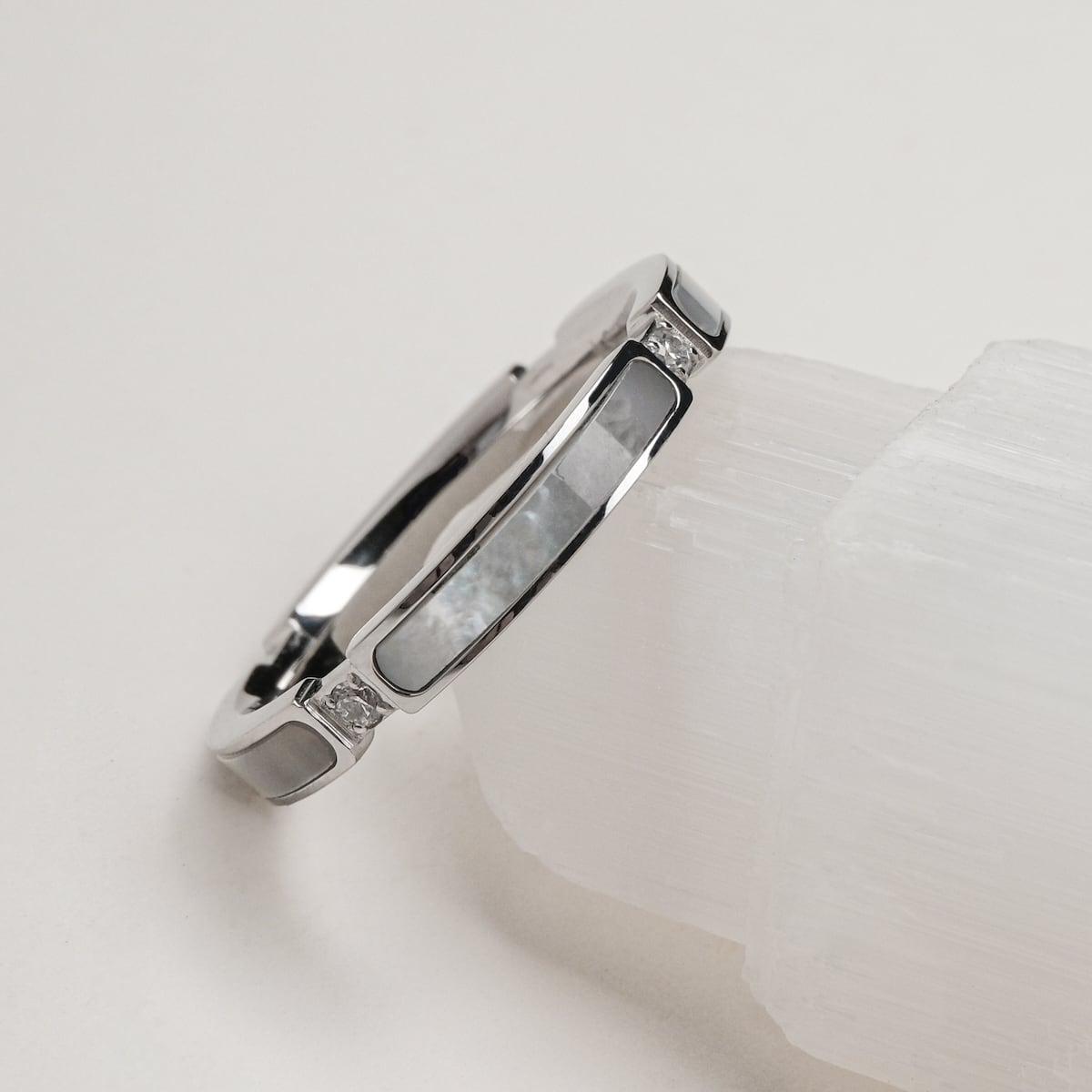 "Campania Ring" - a sleek silver ring featuring a nacre inlay, showcasing a modern and elegant design.