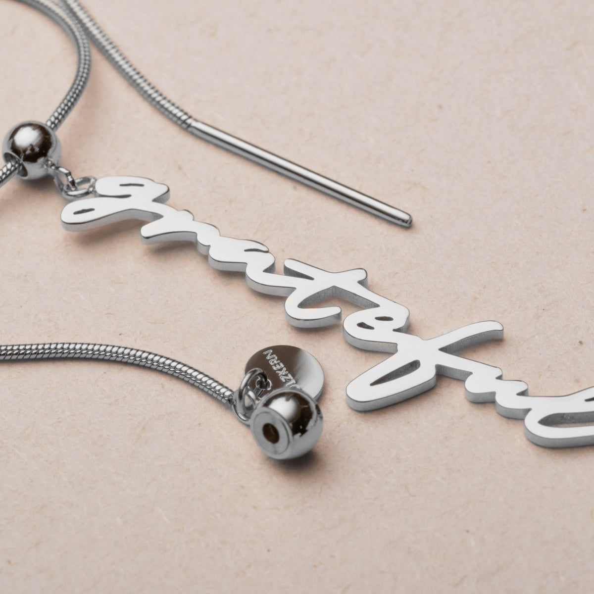 "Grateful-Charm", elegant charm bracelet with pearls and silver, featuring a sleek, modern design.