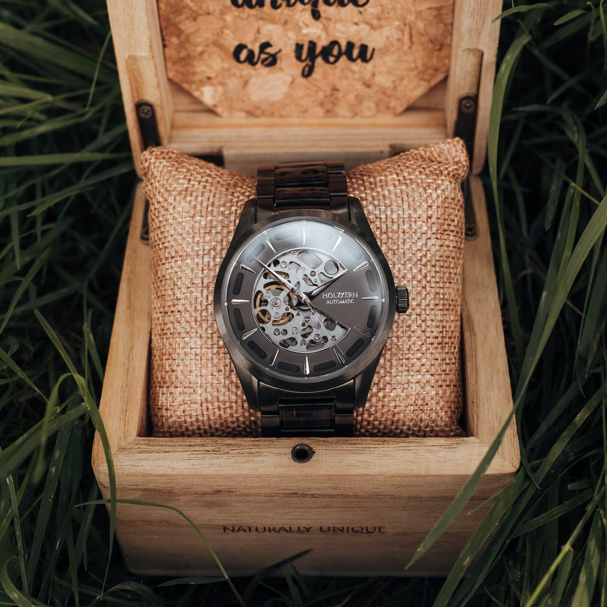 "Morasko" watch featuring a maple and dark gray design in an elegant wooden box.